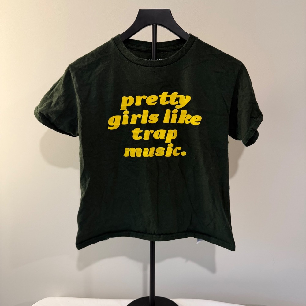 Fashion Nova Pretty Girls Like Trap Music Graphic Tee Forest Green XS